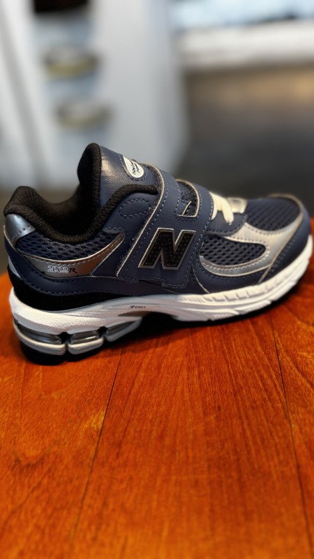 Où trouver des sneakers New Balance pour garçon avec scratch à Paris 16 ?