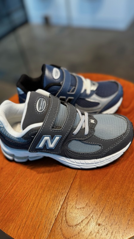 Où trouver des sneakers New Balance pour garçon avec scratch à Paris 16 ?