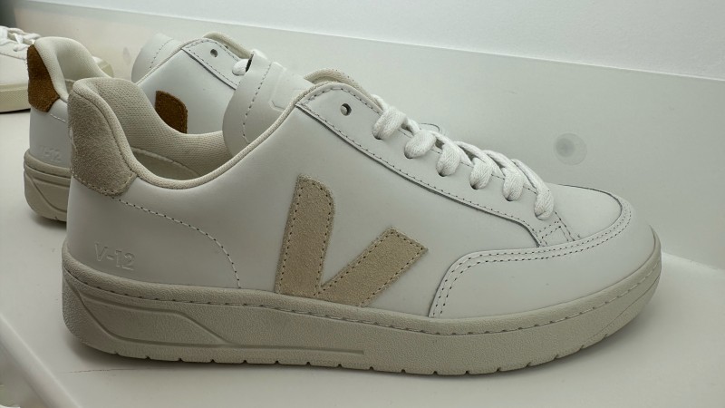 Vente de chaussures Veja V-12 Leather pour femme à Paris 16ème