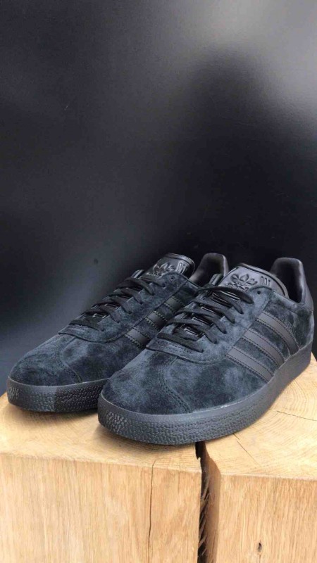 Où trouver des baskets toutes noires, Paris 16ème arrondissement ?