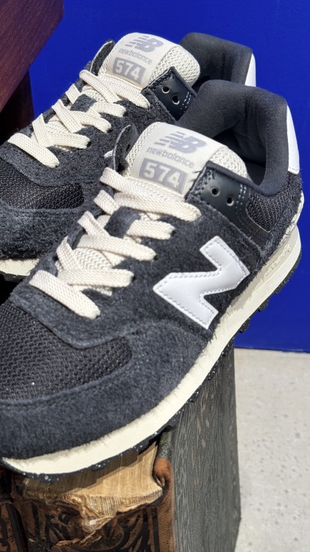 Essayer des sneakers New Balance 574 pour femme à Paris 16ème