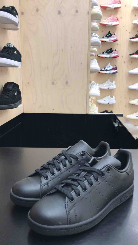 Où trouver des baskets toutes noires, Paris 16ème arrondissement ?