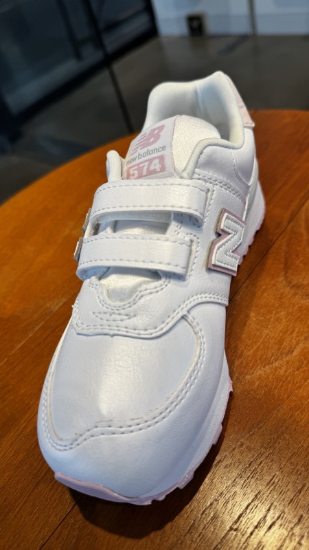 Vente de sneakers New Balance pour fille avec scratch à Paris 16