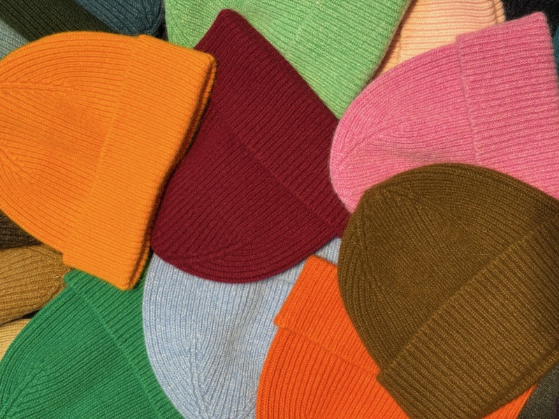 Bonnet MACKIE 50 couleurs disponibles à Paris 16eme – Boutique Lacet Rouge