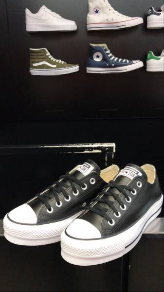 Vente de baskets Converse en cuir avec semelle plateforme à Paris 75
