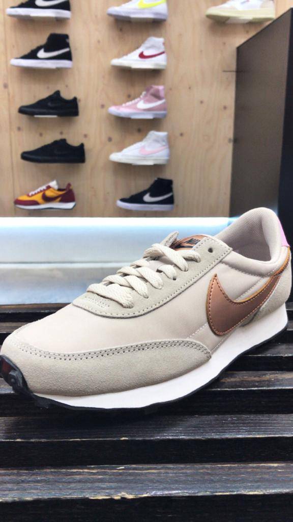 Chaussures Nike Daybreak pour femme à Paris 16ème