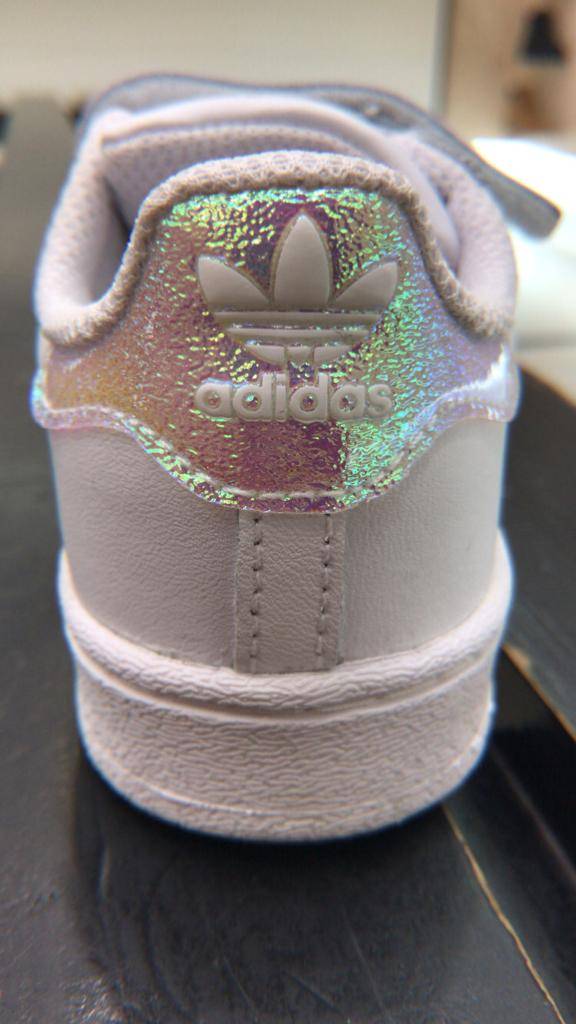 chaussures Adidas Superstar pour enfant à Paris 16ème