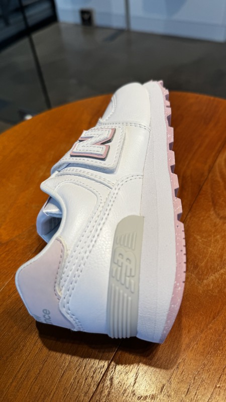 Vente de sneakers New Balance pour fille avec scratch à Paris 16