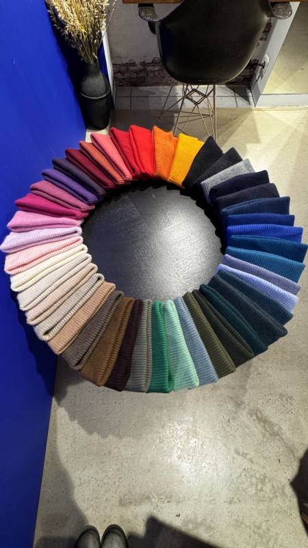 Bonnet MACKIE 50 couleurs disponibles à Paris 16eme – Boutique Lacet Rouge