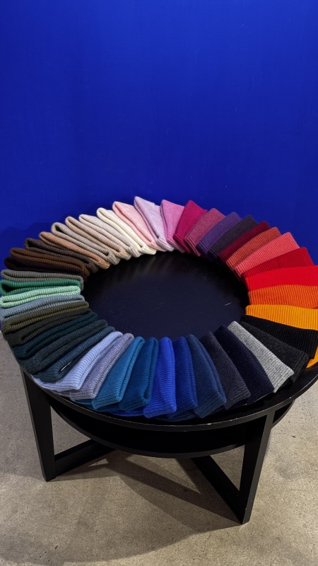 Bonnet MACKIE 50 couleurs disponibles à Paris 16eme – Boutique Lacet Rouge