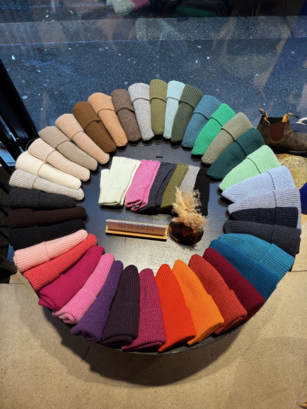 Bonnet MACKIE 50 couleurs disponibles à Paris 16eme – Boutique Lacet Rouge