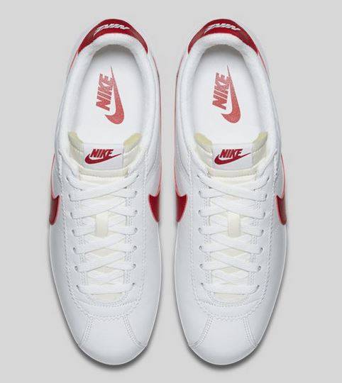 trouver une nike blanc bleu rouge vintage sur Passy Paris