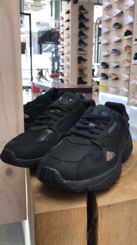 Où trouver des baskets toutes noires, Paris 16ème arrondissement ?