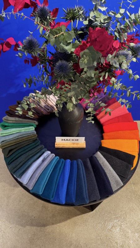 Bonnet MACKIE 50 couleurs disponibles à Paris 16eme – Boutique Lacet Rouge