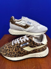 Notre zone d'activité pour ce service Lacet Rouge : Vente de chaussures fashion pour toutes les occasions, incluant des modèles exclusifs et des marques renommées (Veja, Superga, Spring Court, New Balance, Autry)